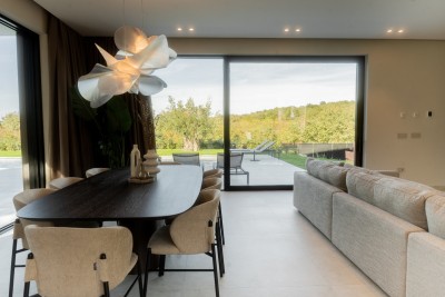 Villa moderna con piscina vicino a Parenzo e Orsera – 4 km dal mare!