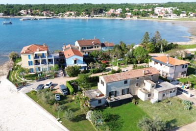 Novigrad, okolica - RIJETKOST NA TRŽIŠTU - Kuća za renovaciju prvi red do mora