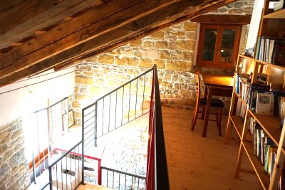 Istra, Oprtalj, Kamena kuća s 3 apartmana i dva poslovna prostora