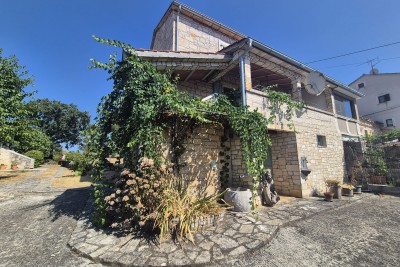 Authentisches istrisches Steinhaus mit großem Grundstück in der Nähe von Poreč!