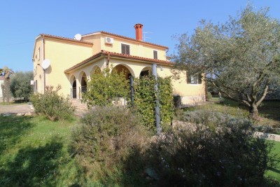 Istra,Poreč - Samostojeća kuća s dva etažirana stana+ studio app i velikom okućnicom – 1500 m od mora grada!