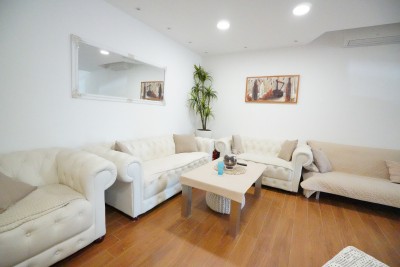 EKSKLUZIVA AGENCIJE! Stan u centru grada Poreča, samo 600m od mora!