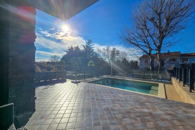 Poreč, okolí, krásný byt se 3 ložnicemi a bazénem