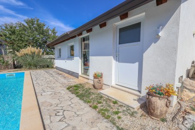 Poreč, okolica, Prizemnica s pogledom na more i dodatnim apartmanom, 10 km od mora