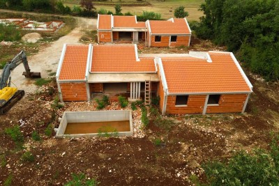 Moderni poluodvojeni bungalov s bazenom u blizini Poreč!
