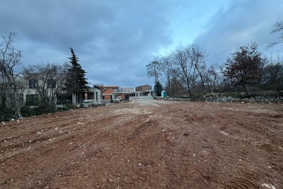 Poreč, okolica, Građevinsko zemljišče 844 m2 na mirni lokaciji 7 km od morja