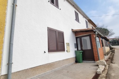 Buje, okolica, Avtohtona kamnita hiša v nizu z dvoriščem, 7 km od morja