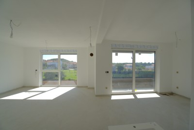 Poreč, okolica, Stan na katu s 3 spavaće sobe, vrtom i zajedničkim bazenom