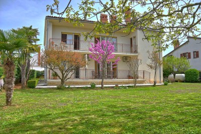 Poreč, Funtana, Prostrana kuća s velikom okućnicom, 400 m od mora