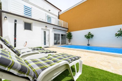 Poreč, uža okolica, Renovirana Kamena kuća s bazenom 3 km od mora