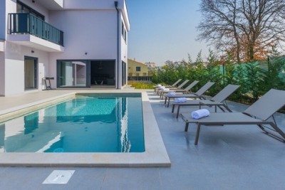 Poreč, predgrađe, Moderna vila s bazenom na odličnoj lokaciji, 800 m od mora