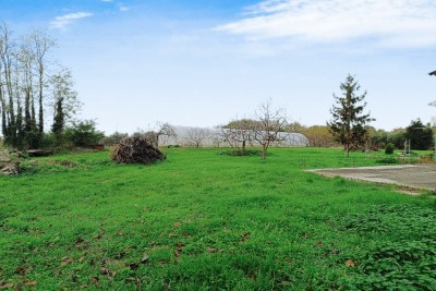 Poreč, okolica Građevinsko zemljište na rubu građevinske zone s pogledom na more