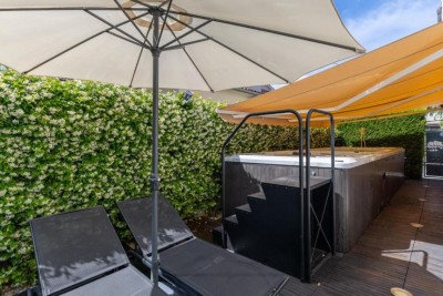 Poreč, širi centar, Otmjena velika obiteljska kuća na luksuznoj lokaciji, 800 m od mora