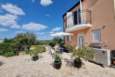 Poreč, okolica, Kuća na kraju niza s okućnicom na odličnoj lokaciji, 3 km od mora