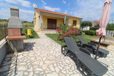 Poreč, Umgebung, Freistehendes Erdgeschosshaus mit Pool, 10 km vom Meer entfernt