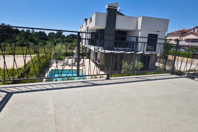 Poreč, okolica, Stan na 1. katu s 3 spavaće sobe i krovnom terasom, 1 km od mora