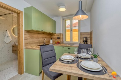 Vrsar, odnowiony dom w centrum z 3 apartamentami 350 m od morza