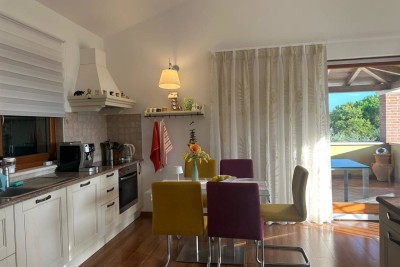 Poreč, Tar-Vabriga, Byt v 1. patře rozdělený na 2 jednotky, 1500 m od moře