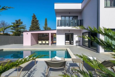 Poreč, predgrađe, Moderna vila s bazenom na odličnoj lokaciji, 800 m od mora