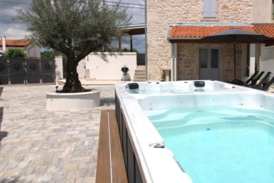 Poreč, dintorni, Affascinante casa in pietra ristrutturata con cortile, a 9 km dal mare