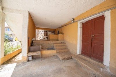 Poreč, okolica, Kuća u nizu i starina s okućnicom za renovaciju, 19 km od mora