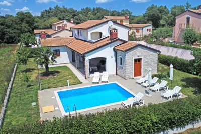 Poreč, okolica, Samostojeća kuća s bazenom na mirnoj lokaciji, 19 km od mora