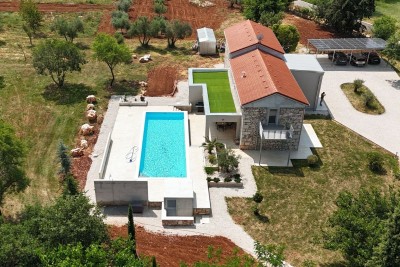 Poreč, okolica, Renovirana kamena vila s bazenom i velikom okućnicom, 12 km od mora