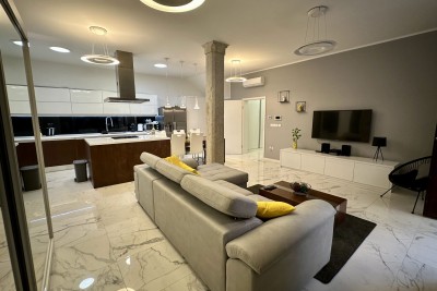 Poreč, Zentrum, Luxuriöse Erdgeschosswohnung im historischen Stadtzentrum, 40 m vom Meer entfernt