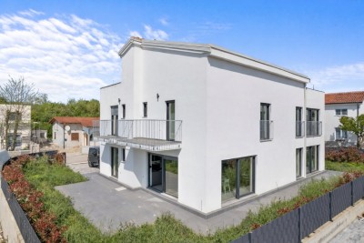 Poreč, uža okolica, Moderna dvojna kuća s 5 spavaćih soba i vrtom, 2 km od mora