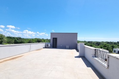 Poreč, okolica, Stan na 1. katu s 3 spavaće sobe i krovnom terasom, 1 km od mora