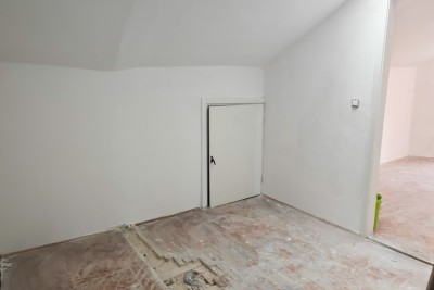 Poreč, center, hiša za prenovo v starem mestnem jedru, 40 m od morja.