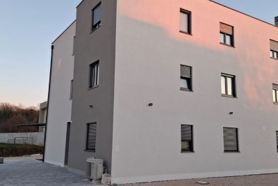 Umag, okolica, Prostrani stan u prizemlju s vrtom, 2 km od mora