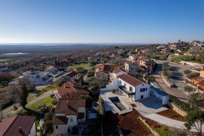 Poreč, okolica, Prekrasna kuća s 2 stana i bazenom, 12 km od mora
