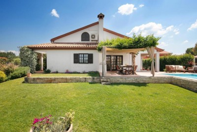 Poreč, dintorni, Casa con piscina in ottima posizione a 3 km dal mare