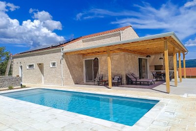 Motovun, okolica, Prekrasna prizemnica s bazenom i pogledom na Motovun