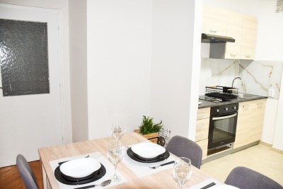 Poreč, širi centar, Prostrani stan na katu manje zgrade, 400 m od mora