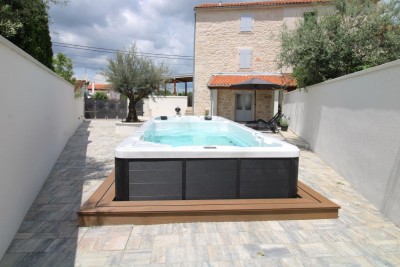 Poreč, dintorni, Affascinante casa in pietra ristrutturata con cortile, a 9 km dal mare