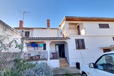 Buje, okolica, Autohtona kamena kuća u nizu s okućnicom, 7 km od mora