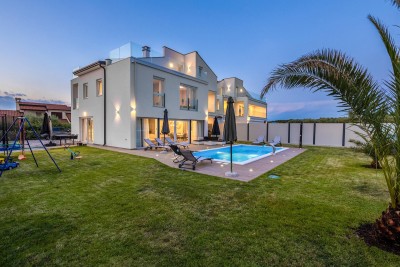 Poreč, okolica, Prekrasna kuća s bazenom na mirnoj lokaciji, 5 km od mora