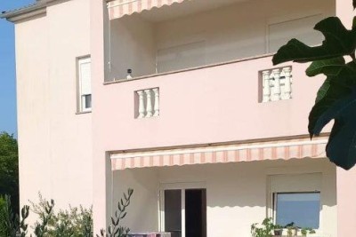 Poreč, dintorni, Casa con appartamenti in ottima posizione, a 800 m dal mare
