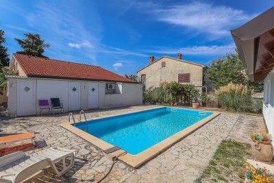 Poreč, okolica, Prizemnica s pogledom na more i dodatnim apartmanom, 10 km od mora