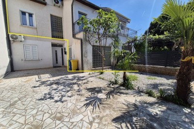 Vrsar – nur 200 m vom Meer entfernt! Großzügige Wohnung auf drei Etagen mit Terrasse und Parkplatz.