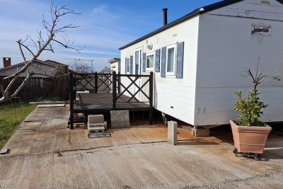 GRAĐEVINSKO ZEMLJIŠTE 907 m² S MONTAŽNOM KUĆOM – KAŠTELIR-LABINCI!