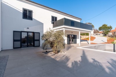 Poreč, okolica, Prekrasna kuća s 2 stana i bazenom, 12 km od mora
