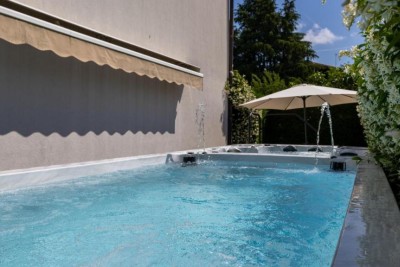 Poreč, širi centar, Otmjena velika obiteljska kuća na luksuznoj lokaciji, 800 m od mora