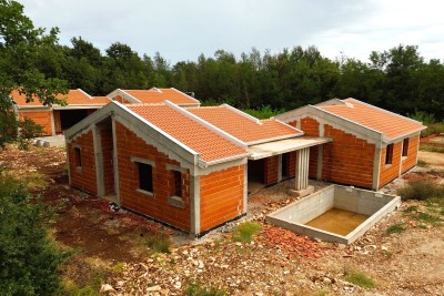 Moderni poluodvojeni bungalov s bazenom u blizini Poreč!
