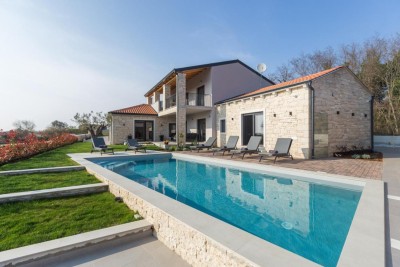 Poreč, dintorni, Villa di lusso con ampio giardino ai margini del villaggio