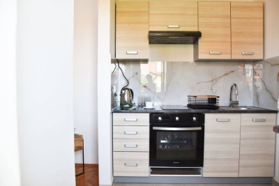 Poreč, širi centar, Prostrani stan na katu manje zgrade, 400 m od mora