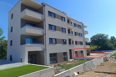 Poreč, okolica, Stan u prizemlju novogradnje s vrtom, 3 km od mora