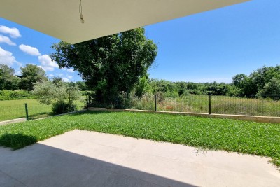 Poreč, okolica, Stan u prizemlju s 3 spavaće sobe i vrtom, 1 km od mora